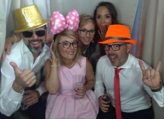 ¿Por qué nos gusta tanto disfrazarnos para posar en un fotomatón? ¿Por qué nos gusta tanto disfrazarnos para posar en un fotomatón?